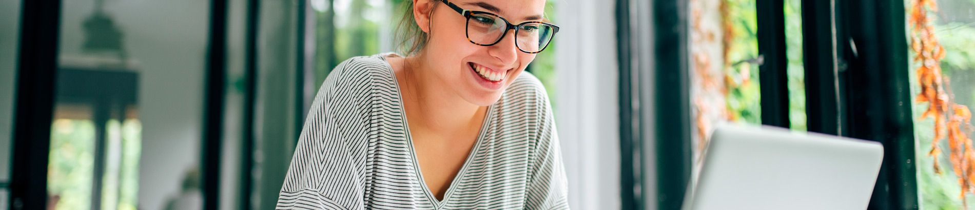 Foto de mulher trabalhando em tarefa sobre a experiência do cliente