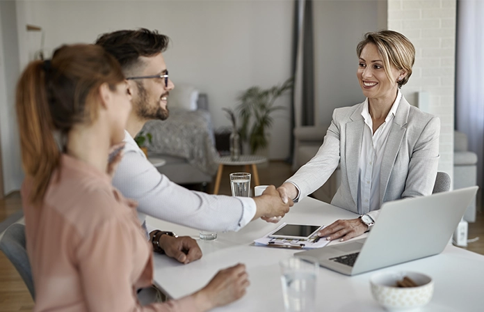 Dashboards personalizados e an&aacute;lises preditivas integradas para decis&otilde;es estrat&eacute;gicas.